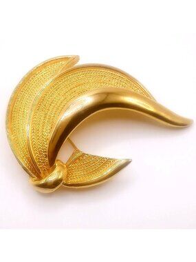 Vintage BSK Signed Brooch Gold-Tone Textured Leaf Mid-century Jewelry 1950-60s
